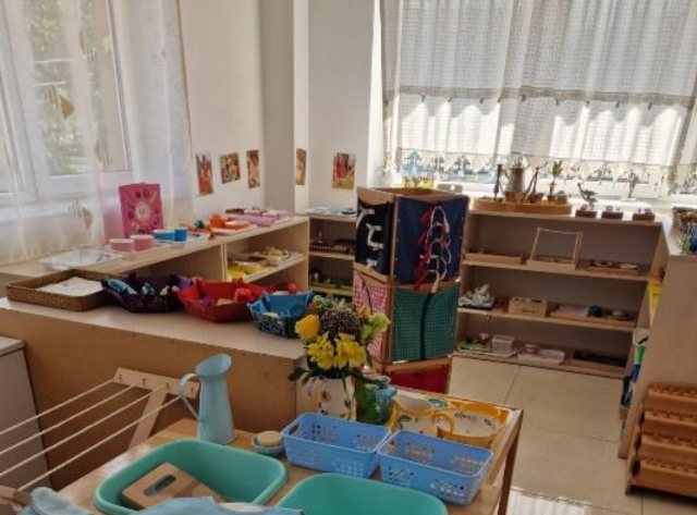 Rafturi cu coșuri de viață practică, cadru de îmbrăcat și flori proaspete